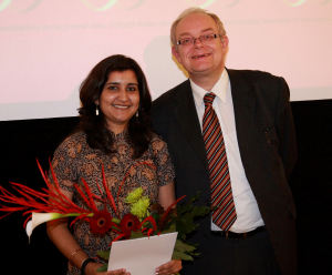 Shobhna Kapoor mit dem Sprecher der mnsterschen Graduate School of Chemistry, Prof. Dr. Hellmut Eckert