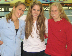 Die WWU-Studentinnen Sabrina Stumvoll, Katharina Doppler und Nina Stumvoll (v.l.) haben mit der sterreichischen Nationalmannschaft bei der Handball-WM in China die Hauptrunde erreicht.