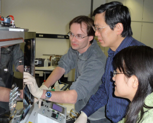 Dr. Yong Lei (Mitte) mit Doktorand Stefan Ostendorp und Dr. Jingjing Xu