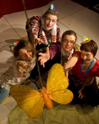 Die Schauspieler des Theaterlabors der WWU fhren das Stck "Die Werkstatt der Schmetterlinge" auf.