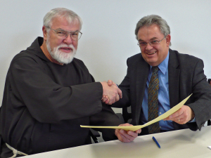 Pater Richard Dutkowiak (links) und Dr. Klaus Hilgemann besiegeln mit Handschlag die Vertragsunterzeichnung ber die wertvolle Dauerleihgabe.
