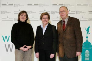 Beglckwnschten Prof. Dr. Ursula Nelles (Mitte) zur zweiten Amtszeit: Prof. Dr. Barbara Stollberg-Rilinger, Mitglied des Hochschulrates, und Prof. Dr. Janbernd Oebbecke, Vorsitzender des Senats