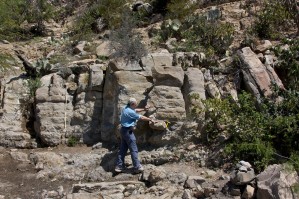 Fr den Laien unscheinbar, aus wissenschaftlicher Sicht spektakulr: Prof. Dr. Alexander Deutsch deutet auf die Kreide-Tertir-Grenze im Gestein in der Region La Popa, Mexiko.