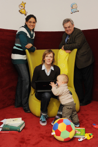 Freuen sich ber den neuen Eltern-Kind-Raum: Iris Oji (l.) und Dr. Klaus Hilgemann