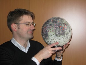 Der Planetologe Prof. Dr. Thorsten Kleine, neu an der WWU, beschftigt sich mit der Erde und ihren Nachbarplaneten. Bereits 2002 hat er das wahre Alter der Erde herausgefunden.
