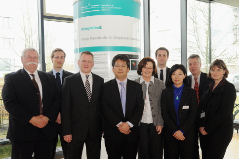 Eine hochrangige Delegation des "Tokyo Institute of Technology" zu Gast im CeNTech (vierter von links: Prof. Mitsuaki Hosono; dritte von rechts: Dr. Yuko Hayashi). Mitte: Martina Munsel (Innovationsministerium)
