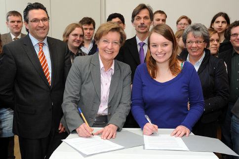Einigung: WWU-Rektorin Ursula Nelles und die AStA-Vorsitzende Clarissa Stahmann unterzeichnen die Nutzungsvereinbarung fr ein neues AStA-Gebude