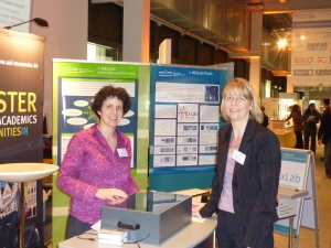 Inga Zeisberg (links) und Prof. Dr. Cornelia Denz stellten das neue MExLab vor.