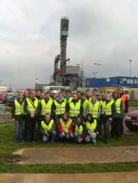 Die 27 Studierenden des Geologisch-Palontologischen Instituts mit Dr. Tobias Rudolph (orange Weste) besichtigten auf ihrer Exkursion unter anderem das lfeld Schoonebeek in den Niederlanden.