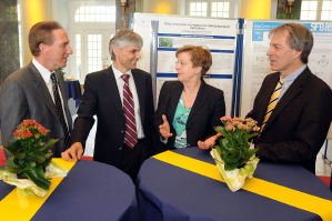 Von links nach rechts: Prof. Dr. Bruce Lipshutz (University of California), Prof. Dr. Armido Studer, Rektorin Prof. Dr. Ursula Nelles und Prof. Dr. Bert Meijer (Eindhoven University of Technology)