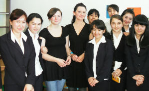 Alisa Blachut (Mitte links) und Manuela Knopik (vierte von links) mit usbekischen Schlerinnen