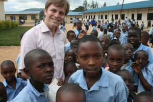 Thomas Bartoschek mit Schlern der Kagugu-Grundschule