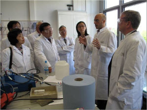 Dr. Andrea Balducci (zweiter von rechts) fhrte die chinesischen Wissenschaftler durch die MEET-Labore.