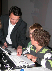 Der Kommunikationswissenschaftler Prof. Dr. Christoph Neuberger erklrte den kleinen Studierenden bei der Kinder-Uni das Internet.