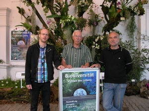 Prof. Dr. Kai Mller (Direktor des Botanischen Gartens), Grtnermeister Manfred Voss und Herbert Voigt (Technischer Leiter des Botanischen Gartens; von links nach rechts)