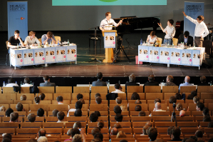 Das Team "Streitkultur Aegis" der Universitt Tbingen hatte die berzeugendsten Argumente: Peter Croonenbroeck (links) und Philipp Stiel (zweiter von links) haben die Deutsche Debattiermeisterschaft 2010 gewonnen.