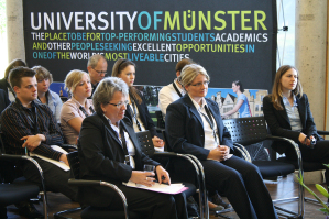 Mit einer Podiumsdiskussion startete der vierte "Career Talk" der Universitt Mnster, der von Prorektorin Dr. Marianne Ravenstein (links vorne) erffnet wurde.
