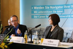Fachwissen oder Persnlichkeit – was ist entscheidend: Dazu moderierte Tobias Nowak (links) vom "Career Service" die Erffnungsdiskussion zum diesjhrigen "Career Talk".