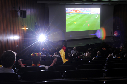 Premiere bei der Kinder-Uni Mnster: Public-Viewing beim WM-Spiel Deutschland gegen Serbien im H 1.