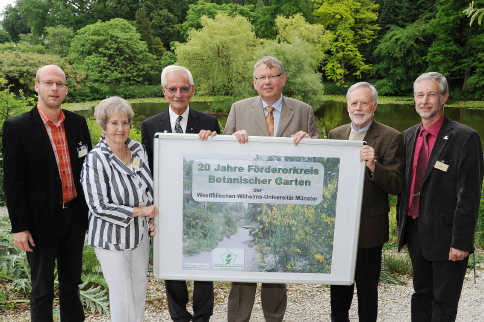 Dr. Kai Mller (Direktor des Botanischen Gartens), Helga Koch-Michaelis, Gnter Zimmermann, Brgermeister Holger Wigger, Dr. Focke Albers (ehem. Direktor) und Dr. Klaus Tenberge (von links nach rechts)