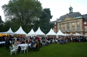 Das Schlossgartenfest lockt jhrlich mit einem bunten Programm viele Mitarbeiter, Angehrige, Absolventen und Studierende der WWU an.