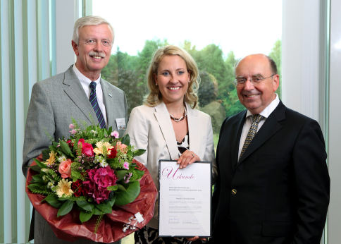 Hans-Bernd Wolberg (Vorstand "WGZ Bank"), Preistrgerin Dr. Christiane Pott und Prof. Dr. Dr. Otmar Schober (von links nach rechts)