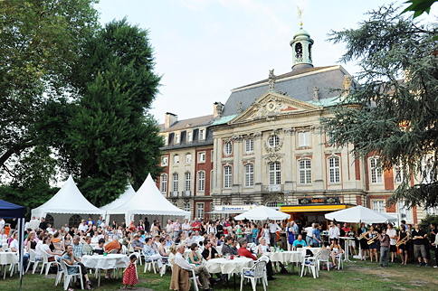 Das Fest im mnsterschen Schlossgarten lockte bei hochsommerlichen Temperaturen mehrere hundert Gste an.