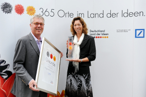Claudia-Ann Roel (Deutsche Bank AG) berreichte Dr. Wilhelm Bauhus, Leiter der AFO, die Auszeichnung als "Ausgewhlter Ort im Land der Ideen".