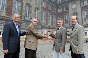 Nebel melken auf dem Schlossplatz: Prof. Dr. Jrg Bendix (Marburg), Prof. Dr. Robert Schemenauer (Kanada), Prof. Dr. Otto Klemm (WWU) und Dr. Werner Eugster (Zrich) demonstrieren das Nebelnetz.
