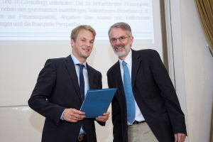 Dr. Matthias Janssen (links) mit Dekan Prof. Dr. Stefan Klein