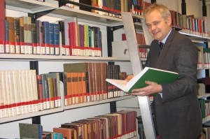 Prof. Dr. Hermut Lhr arbeitet bei der Durchsicht der Luther-Bibel mit.
