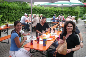 Die Gastwissenschaftler der WWU feierten mit ihren Familien ein vom InnerWheel Club organisiertes Grillfest.