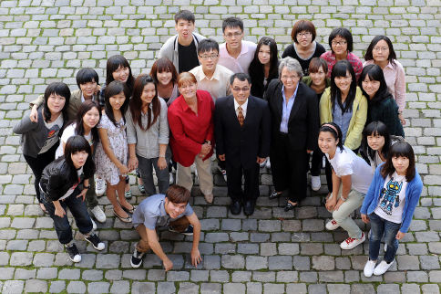Die "nchste Generation" ist nun da und startet in ein spannendes Studienjahr. In der Mitte vorn: Renate Otte, Professor Kuo-Ta Chang und Prorektorin Dr. Marianne Ravenstein (von links nach rechts)