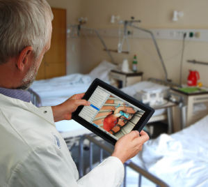 Mit einem iPad knnen Mediziner binnen Sekunden auf Informationen zugreifen.