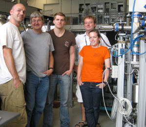 WWU-Physiker mit Kollegen am DESY: Bjrn Siemer, Dr. Rolf Mitzner (Helmholtz-Zentrum Berlin fr Materialien und Energie), Sebastian Roling, Dr. Kai Tiedtke (DESY) und Nadine Heming (von links nach rechts)