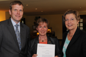 Rektorin Prof. Dr. Ursula Nelles (r.) und Kanzler Dr. Stefan Schwartze beglckwnschten Ursula de Rooy zu der Auszeichnung.