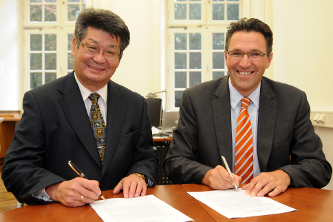 Kooperation mit der Mongolei: Prof. Dr. Stephan Ludwig (rechts) und Prof. Dr. Pagbajabyn Nymadawa bei der Unterzeichnung des Abkommens