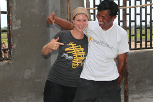Kathrin Wolf von "weitblick" mit einem kambodschanischen Projektmitarbeiter