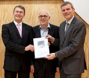 Kanzler Dr. Stefan Schwartze (rechts) mit Markus Vieth (BLB NRW Mnster; links) und Bernhard Busch (Architekturbro "agn Niederberghaus & Partner") bei der DGNB-Vorzertifikatsverleihung