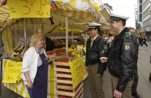Die Polizei zeigt Prsenz auf einem Wochenmarkt