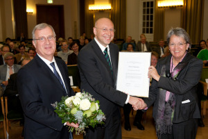 Prof. Dr. Stefan W. Hell (Mitte) nahm die Auszeichnung von Prorektorin Marianne Ravenstein und Jochen Herwig, Vorsitzender des Frderkreises, entgegen.