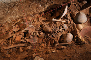 Knochen mehrerer Skelette in einer Holzkiste, ca. 1650-1550 v. Chr., aus der Sdkammer der Nebengruft unter dem Knigspalast von Qatna