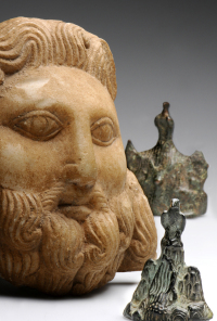 Die drei "Nikolaus"-Geschenke fr das Archologische Museum, darunter ein Marmorkopf des Gttervaters Zeus