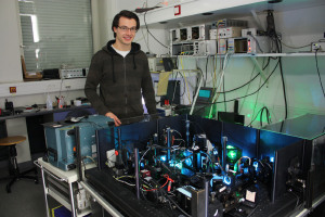Physikstudent Sebastian Kroesen forscht zur Verlangsamung von Licht.