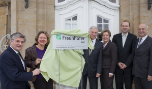 Sie enthllten das neue Schild fr die neue Fraunhofer-Auenstelle (v.l.n.r.): Prof. Fischer (Fraunhofer), Ministerin Svenja Schulze, Prof. Buller (Fraunhofer), Prof. Nelles (WWU-Rektorin), Prof. Prfer (WWU), Prof. Berg (Fraunhofer).
