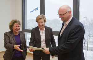 Im MEET-Batterieforschungszentrum bergab Svenja Schulze (l.) den Frderbescheid des Landes NRW an Rektorin Ursula Nelles und an der Leiter von MEET, Prof. Winter.