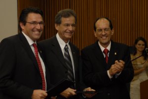 Prof. Ludwig (WWU, l.) und seine beiden brasilianischen Kollegen Dr. Sandoval Carneiro (M.) und Prof. Dr. Alvaro Toubes Prata unterzeichneten die Kooperationsabkommen.
