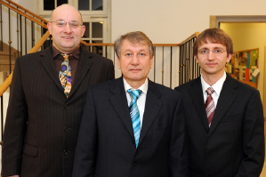 Die Sybille-Hahne-Preise erhielten Sportwissenschaftler Dr. Jrg Schorer (links) und Geokologe Dr. Frank Griebaum (rechts). Wolfgang Wuthold, Vorsitzender des Kuratoriums der Sybille-Hahne-Stiftung, verlieh die Auszeichnungen.