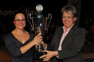 Linda Schcker erhlt von Prorektorin Dr. Marianne Ravenstein den Ehrenpreis des Rektorats fr die beste sportliche Leistung 2010