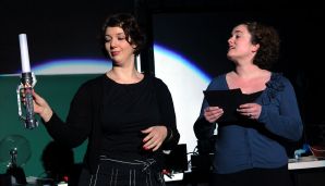 Sarah Giese (links) und Linda Rohe vom Centrum fr Rhetorik, Kommunikation und Theaterpraxis sorgten mit komdiantischem Talent fr Unterhaltung.